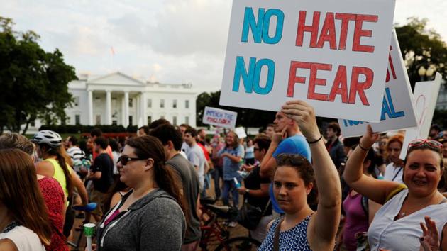 People gather for a vigil in response to the death of a counter-demonstrator at the "Unite the Right" rally in Charlottesville, outside the White House in Washington, US August 13, 2017. (REUTERS)