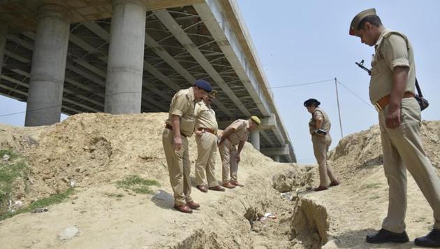 The spot where the 27-year-old robber jumped to his death while trying to flee from the police on Thursday. (Sakib Ali/HT Photo) The spot where the 27-year-old robber jumped to his death while trying to flee from the police on Thursday. (Sakib Ali/HT Photo)