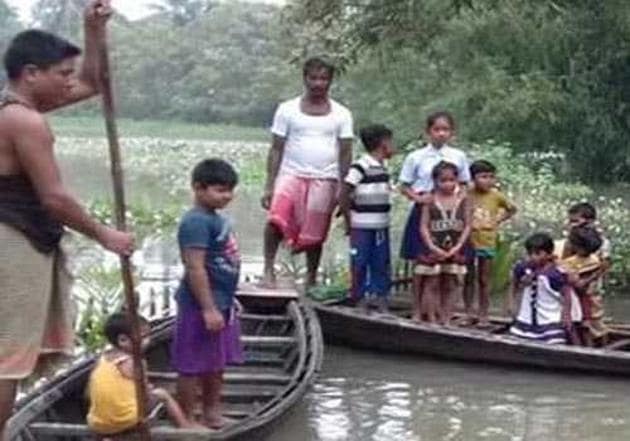 Flood-affected people moving to safer places using boats. (UNI) Flood-affected people moving to safer places using boats. (UNI)