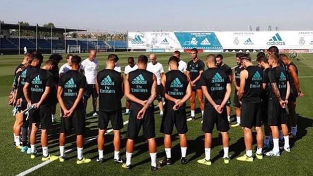Real Madrid C.F. players hold a minute’s silence before their practice session as the La Liga season returns in sad circumstances following the Barcelona terror attack. (Real Madrid Twitter) Real Madrid C.F. players hold a minute’s silence before their practice session as the La Liga season returns in sad circumstances following the Barcelona terror attack. (Real Madrid Twitter)