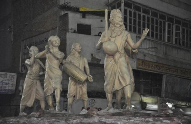 Statues like this have been set up at Kabir Chuara in Varanasi to highlight the musical importance of the area.(Rajesh Kumar/ HT Photo)