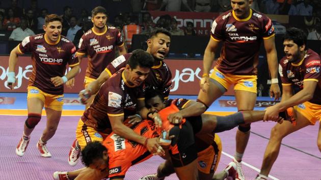 U Mumba overcame UP Yoddha in a tense encounter in the Pro Kabaddi League as they secured a 37-34 win. (HT Photo) U Mumba overcame UP Yoddha in a tense encounter in the Pro Kabaddi League as they secured a 37-34 win. (HT Photo)