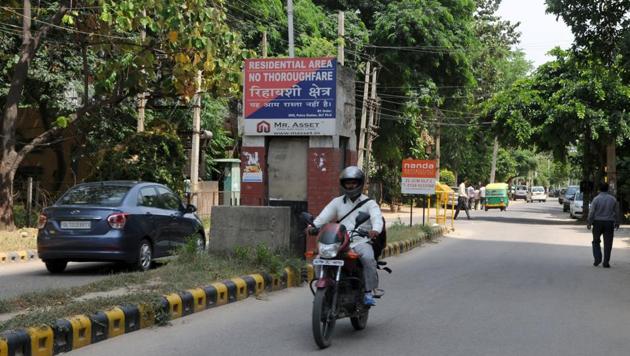 An entry and exit gate on Jacaranda Marg in DLF Phase-2. The RWA will install the 6 boom barriers and get three security guards to man each gate. (Parveen Kumar/HT Photo) An entry and exit gate on Jacaranda Marg in DLF Phase-2. The RWA will install the 6 boom barriers and get three security guards to man each gate. (Parveen Kumar/HT Photo)