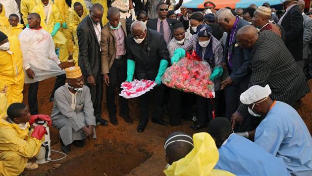 On Wednesday, the presidential office promised ‘dignified burials’ for the dead. While initial burials of at least 150 people took place on Tuesday, President Koroma (C, front) and other dignitaries including Liberian President Ellen Johnson Sirleaf (2nd L, front row) were present during Thursday’s burials. Sierra Leone is currently observing a week long period of state mourning. (Afolabi Sotunde / REUTERS)