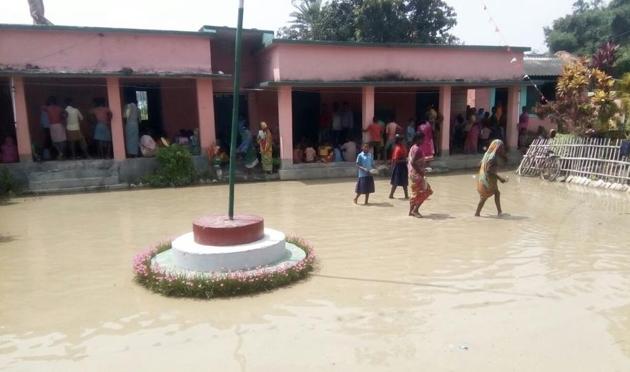 The flooded premises of a school that has been converted into a relief camp, in Katihar district. (HT photo) The flooded premises of a school that has been converted into a relief camp, in Katihar district. (HT photo)