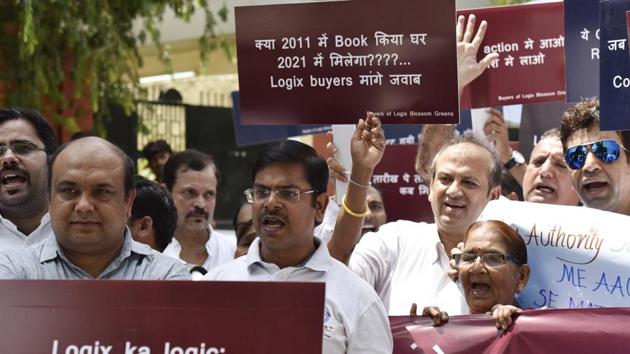 Homebuyers of Logix Blossom Greens protest in front of the Noida authority building in Sector 6 on Friday. (Virendra Singh Gosain/HT PHOTO) Homebuyers of Logix Blossom Greens protest in front of the Noida authority building in Sector 6 on Friday. (Virendra Singh Gosain/HT PHOTO)