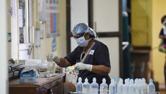 An Indian medical staff works at the Swine flu (H1N1) isolation ward of the Ahmedabad Civil Hospital, in Ahmedabad on August 12, 2017.(AFP) An Indian medical staff works at the Swine flu (H1N1) isolation ward of the Ahmedabad Civil Hospital, in Ahmedabad on August 12, 2017.(AFP)