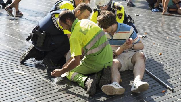 A Spanish paramedic team attends to an injured person. The police force for Spain’s Catalonia region said its troopers shot and killed four suspects and wounded a fifth in a resort town south of Barcelona to ‘respond to a terrorist attack.’ that occurred 8 hours after the Barcelona incident. (AFP)