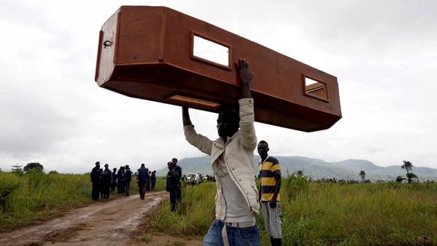 Reeling under the stress of the situation, Freetown’s Connaught Hospital has been overwhelmed by the number of dead bodies being excavated with the hospital’s morgue running out of space. Aid agencies have raised concerns over a risk of cholera and typhoid outbreaks as more flooding is expected in coming days. (Afolabi Sotunde / REUTERS)