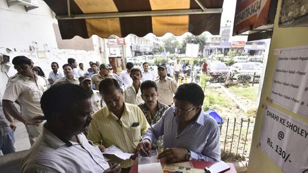 As soon as the drive started, distributors started resisting and gathered in large numbers. Civic officials had to take the help of local police. (Arun Sharma/HT PHOTO) As soon as the drive started, distributors started resisting and gathered in large numbers. Civic officials had to take the help of local police. (Arun Sharma/HT PHOTO)