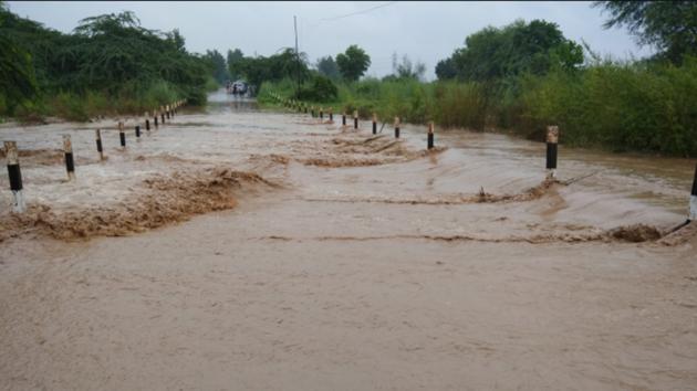An overflowing Patiala ki Rao in Daddumajra, Chandigarh, after heavy rain. (Ravi Kumar/HT) An overflowing Patiala ki Rao in Daddumajra, Chandigarh, after heavy rain. (Ravi Kumar/HT)