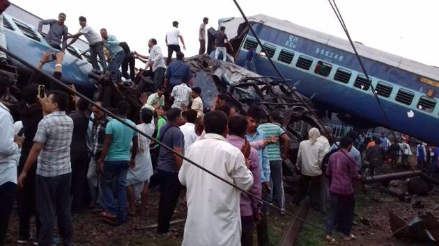 People gather at the accident site in Muzaffarnagar on Saturday. (Rajesh Kumar Sharmal/HT Photo) People gather at the accident site in Muzaffarnagar on Saturday. (Rajesh Kumar Sharmal/HT Photo)