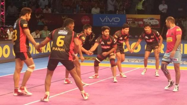 Jaipur Pink Panthers edged out Bengaluru Bulls in Friday’s Pro Kabaddi League thriller. (Twitter/JaipurPanthers) Jaipur Pink Panthers edged out Bengaluru Bulls in Friday’s Pro Kabaddi League thriller. (Twitter/JaipurPanthers)