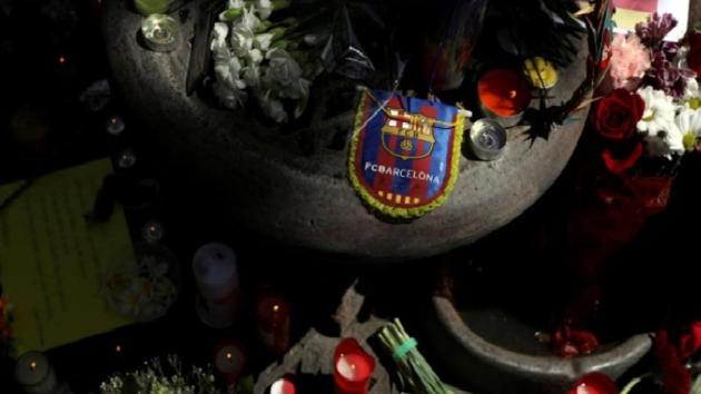An impromptu memorial is seen a day after a van crashed into pedestrians at Las Ramblas in Barcelona.(Reuters) An impromptu memorial is seen a day after a van crashed into pedestrians at Las Ramblas in Barcelona.(Reuters)