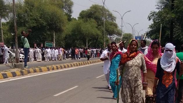 Dera Sacha Sauda followers near the court complex in Sirsa on Saturday. (HT Photo) Dera Sacha Sauda followers near the court complex in Sirsa on Saturday. (HT Photo)