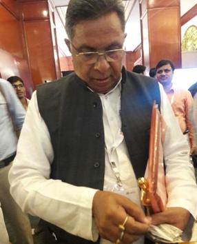Santosh Kumar Gupta, a trader, appointed ‘jal praharis’ (water guards) who motivated poor people to perform the last rites at the cremation ground. Santosh Kumar Gupta, a trader, appointed ‘jal praharis’ (water guards) who motivated poor people to perform the last rites at the cremation ground.