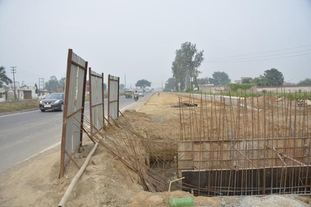 The divisional commissioner (Meerut) has ordered an inquiry into complaints that certain government officials allegedly connived with private persons and purchased land after acquisition notification under the Delhi Meerut Expressway project. (Sakib Ali /HT Photo) The divisional commissioner (Meerut) has ordered an inquiry into complaints that certain government officials allegedly connived with private persons and purchased land after acquisition notification under the Delhi Meerut Expressway project. (Sakib Ali /HT Photo)