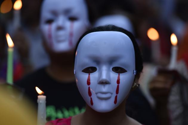 Amrapali buyers also took out a candlelight march in Film City on Saturday. (Virendra Singh Gosain/HT PHOTO) Amrapali buyers also took out a candlelight march in Film City on Saturday. (Virendra Singh Gosain/HT PHOTO)