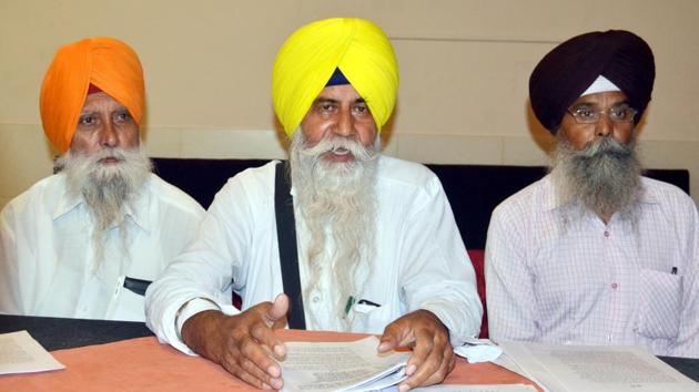 ASikh activist Baldev Singh Sirsa (in yellow turban) addressing a press conference in Amritsar on Friday. (Sameer Sehgal/HT) ASikh activist Baldev Singh Sirsa (in yellow turban) addressing a press conference in Amritsar on Friday. (Sameer Sehgal/HT)