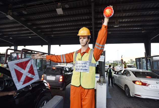 A Robot on duty at Kherki Daula Toll Plaza. (Sanjeev Verma/HT PHOTO) A Robot on duty at Kherki Daula Toll Plaza. (Sanjeev Verma/HT PHOTO)