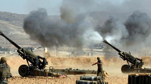 Lebanese soldiers fire artilleries in Ras Baalbek, Lebanon, on Thursday. A military source said around 500 IS fighters were holed up in the enclave. (Reuters) Lebanese soldiers fire artilleries in Ras Baalbek, Lebanon, on Thursday. A military source said around 500 IS fighters were holed up in the enclave. (Reuters)