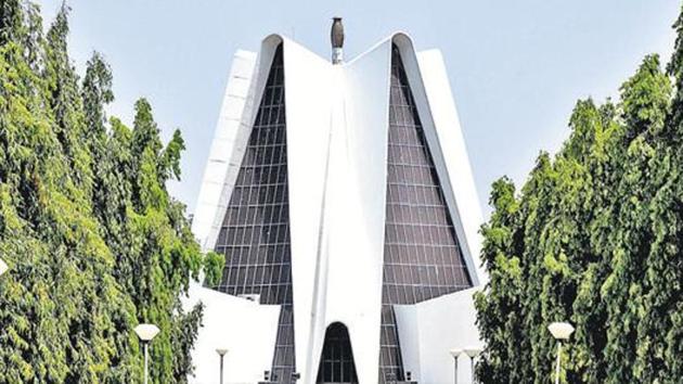 The V-C asked his personal assistant Amarjit Singh to ensure that every document addressed to him reaches him immediately so that the grievances of the applicant are redressed at the earliest. (HT File) The V-C asked his personal assistant Amarjit Singh to ensure that every document addressed to him reaches him immediately so that the grievances of the applicant are redressed at the earliest. (HT File)