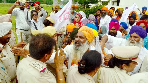 Police trying to stop the farmers during the protest outside local bodies minister Navjot Singh Sidhu’s residence. (Sameer Sehgal/HT) Police trying to stop the farmers during the protest outside local bodies minister Navjot Singh Sidhu’s residence. (Sameer Sehgal/HT)