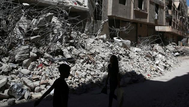 Children walk past rubble of damaged buildings at Ain Tarma, eastern Damascus suburb of Ghouta, Syria July 19, 2017. (REUTERS) Children walk past rubble of damaged buildings at Ain Tarma, eastern Damascus suburb of Ghouta, Syria July 19, 2017. (REUTERS)