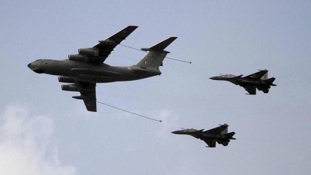 An Indian Air Force aircraft demonstrates mid-air refueling capability. The CAG found that there aren’t enough hangars for the refuellers, tanking them up on the ground is a problem and dedicated refuelling corridors are missing.(PTI)