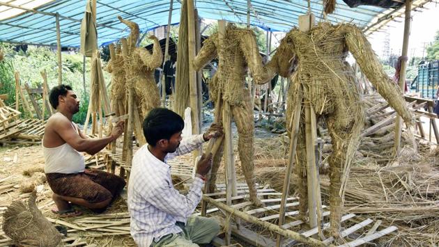 Craftsmen begin shaping an idol with an assembly of bamboo poles forming the skeleton. Limbs and appendages are then made out of hay and tied around this barebones structure giving the idol its first semblance of posture. (Mohd Zakir / HT Photo)