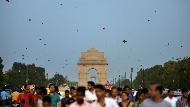 People fly kites on the occasion of Independence Day at India Gate in New Delhi on Tuesday. (Ravi Choudhary/HT PHOTO)