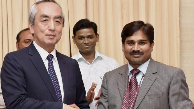 Kenji Hiramatsu, Japanese ambassador to India signing an MoU with joint secretary, department of economic affairs, S Selvakumar, in New Delhi in March 2017.(PTI)