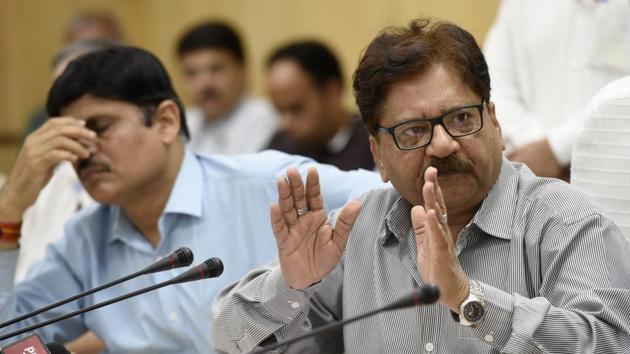 Member (traffic), Railway Board, Mohammed Jamshed and other railway officials brief reporters about the Utkal Express derailment in Khatauli near Muzzafarnagar, at Rail Bhawan in New Delhi on Sunday. (Sonu Mehta/HT PHOTO) Member (traffic), Railway Board, Mohammed Jamshed and other railway officials brief reporters about the Utkal Express derailment in Khatauli near Muzzafarnagar, at Rail Bhawan in New Delhi on Sunday. (Sonu Mehta/HT PHOTO)