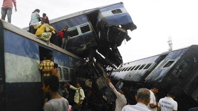 Six coaches of the Puri-Haridwar Utkal Express derailed in Khatauli near Muzaffarnagar in Uttar Pradesh. Alteast 20 people have been reported dead due to the accident. (HT PHOTO)