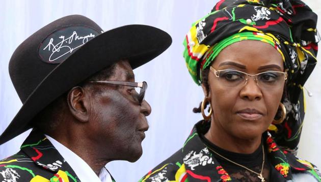 President Robert Mugabe and his wife Grace attend a rally of his ruling ZANU (PF) in Chinhoyi, Zimbabwe, July 29, 2017. (REUTERS) President Robert Mugabe and his wife Grace attend a rally of his ruling ZANU (PF) in Chinhoyi, Zimbabwe, July 29, 2017. (REUTERS)