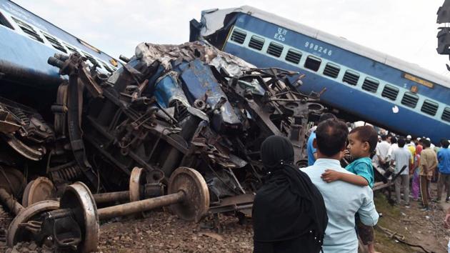 People look at the mangled coaches of the Puri-Haridwar Utkal Express after it derailed in Khatauli near Muzaffarnagar.(PTI Photo)