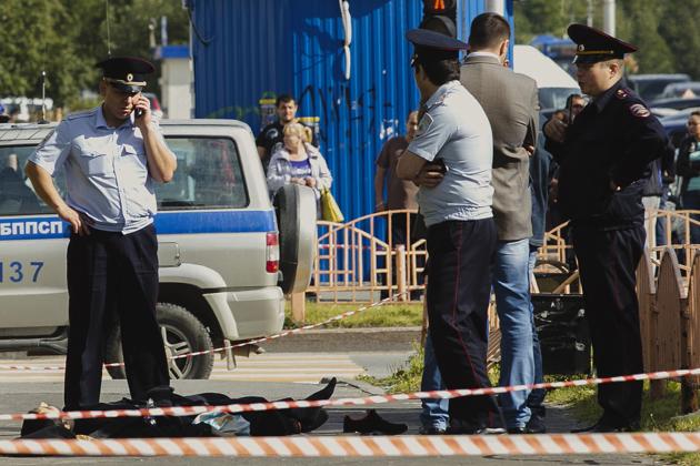 Police officers stand by the body of a man who was killed after an alleged stabbing attack, in Surgut city on August 19, 2017. (AP) Police officers stand by the body of a man who was killed after an alleged stabbing attack, in Surgut city on August 19, 2017. (AP)