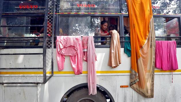 A Hindu pilgrim hangs clothes on iron rods tied to windows of a parked bus to dry on the banks of the river Ganges in Kolkata, India, August 17. (Rupak De Chowdhuri /REUTERS)