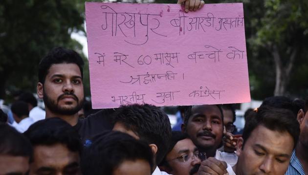 A protest against the death of 72 children who died in a Gorakhpur hospital after the oxygen supply was allegedly cut. A Delhi couple had also cited the same reason behind the Tuesday death of their child at Rao Tula Ram Hospital. However, a government report has suggested that there was no shortage of oxygen. (Burhaan Kinu/HT Photo) A protest against the death of 72 children who died in a Gorakhpur hospital after the oxygen supply was allegedly cut. A Delhi couple had also cited the same reason behind the Tuesday death of their child at Rao Tula Ram Hospital. However, a government report has suggested that there was no shortage of oxygen. (Burhaan Kinu/HT Photo)