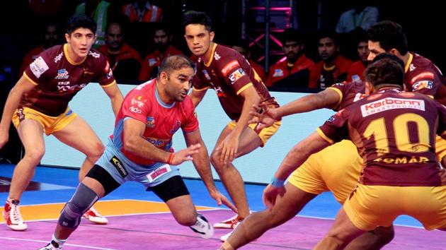 Action during the explosive Pro Kabaddi League match between Jaipur Pink Panthers and UP Yoddha in Lucknow on Sunday. (HT Photo) Action during the explosive Pro Kabaddi League match between Jaipur Pink Panthers and UP Yoddha in Lucknow on Sunday. (HT Photo)