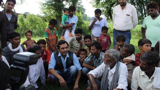 Nawaz interacting with Raja Khera villagers (Lucknow outskirts). Nawaz interacting with Raja Khera villagers (Lucknow outskirts).