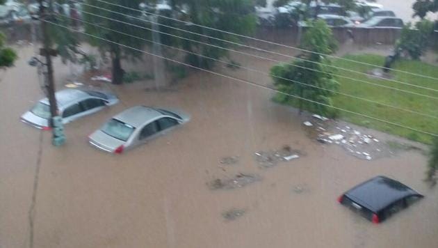 Major roads were submerged after about three hours of rains in the morning. (HT Photo) Major roads were submerged after about three hours of rains in the morning. (HT Photo)