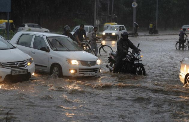 Several cars, stuck on flooded thoroughfares, especially the 200-feet airport road in Mohali, broke down, leaving commuters stranded (Ht Photo) Several cars, stuck on flooded thoroughfares, especially the 200-feet airport road in Mohali, broke down, leaving commuters stranded (Ht Photo)