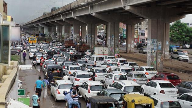 Traffic snarls were a common sight on important arteries in Chandigarh, Mohali Dera Bassi and Zirakpur with office- goers the worst hit. (HT Photo) Traffic snarls were a common sight on important arteries in Chandigarh, Mohali Dera Bassi and Zirakpur with office- goers the worst hit. (HT Photo)