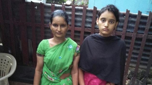 Divya Oza with her mother. (HT) Divya Oza with her mother. (HT)