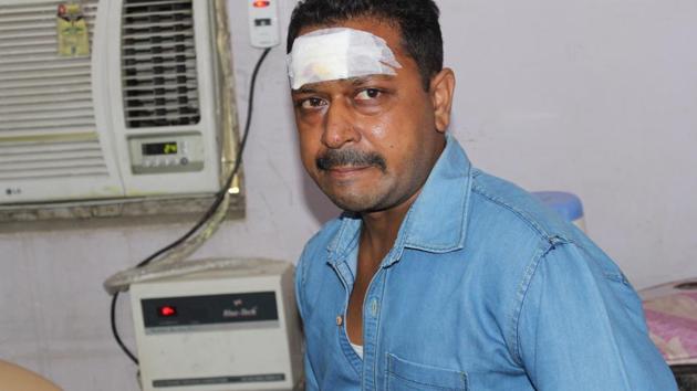 According to the victim, Arvind Panchal, who works for a Delhi-based cash collection agency, he was carrying nearly Rs15 lakh cash in his bag and was heading to the bank on his bike for depositing the cash. (HT Photo) According to the victim, Arvind Panchal, who works for a Delhi-based cash collection agency, he was carrying nearly Rs15 lakh cash in his bag and was heading to the bank on his bike for depositing the cash. (HT Photo)