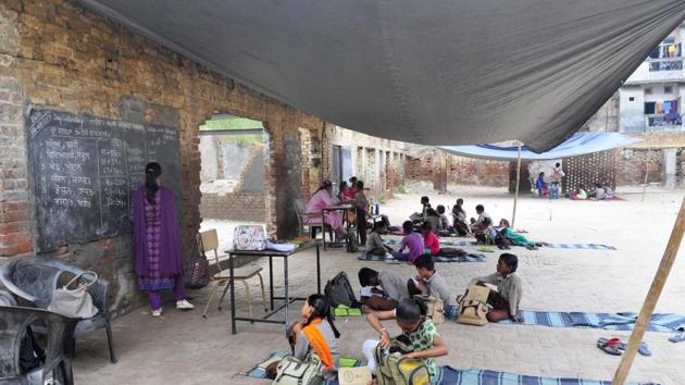 Students attending their class in the open at Government Primary School Field Ganj in Ludhiana on Saturday. (Gurminder Singh/HT) Students attending their class in the open at Government Primary School Field Ganj in Ludhiana on Saturday. (Gurminder Singh/HT)