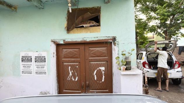 GEyewitnesses also said that when the barber tried to take away the blade from Thakran, he slashed at his hands as well, which led to injuries to Deshbabu as well. (Sanjeev Verma/HT PHOTO) GEyewitnesses also said that when the barber tried to take away the blade from Thakran, he slashed at his hands as well, which led to injuries to Deshbabu as well. (Sanjeev Verma/HT PHOTO)