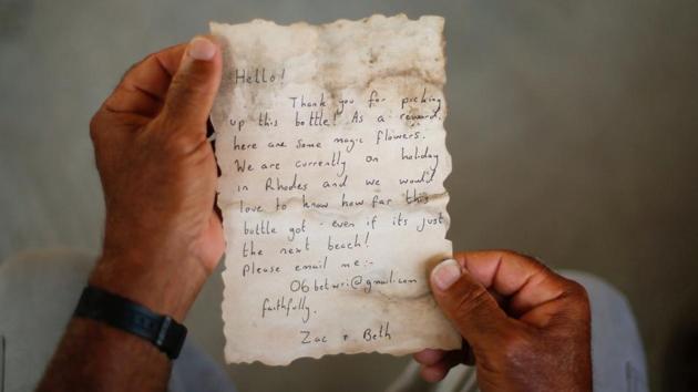 Palestinian fisherman Jihad al-Soltan displays a message that was written by Bethany Wright and her boyfriend Zac Marriner, after he found it in a bottle off a Gaza beach, in Gaza August 21. (REUTERS) Palestinian fisherman Jihad al-Soltan displays a message that was written by Bethany Wright and her boyfriend Zac Marriner, after he found it in a bottle off a Gaza beach, in Gaza August 21. (REUTERS)