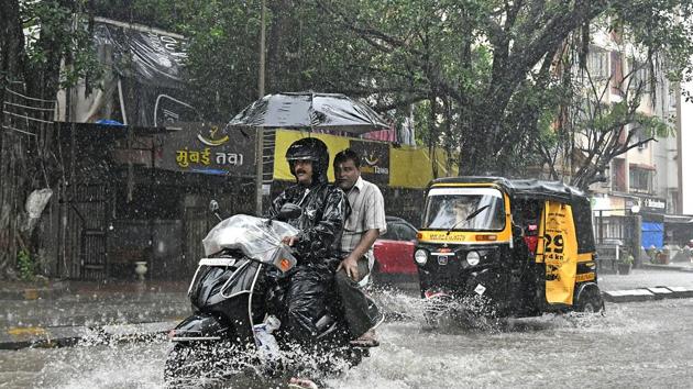 The rain left several streets waterlogged in Mumbai(HT PHOTO)